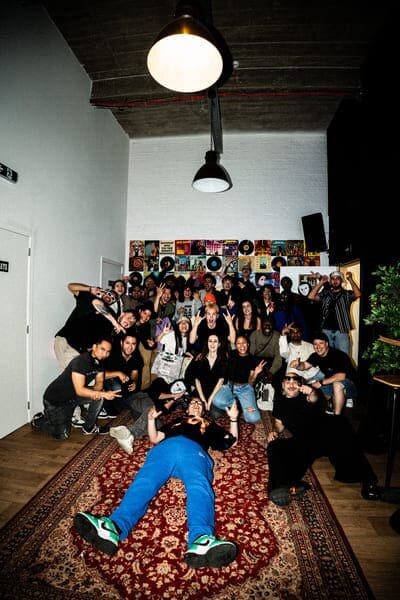 groupe d’artistes réunis dans un studio de musique ambiance collective et créative