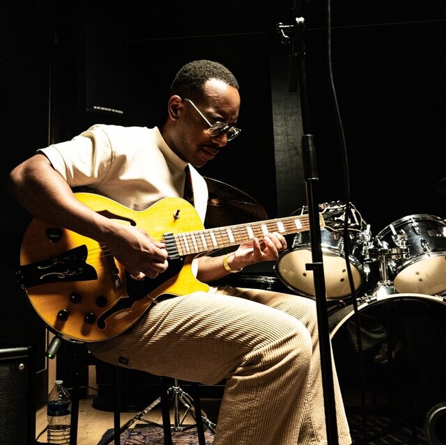 Guitariste playing Plug The Jack music studios Antwerp