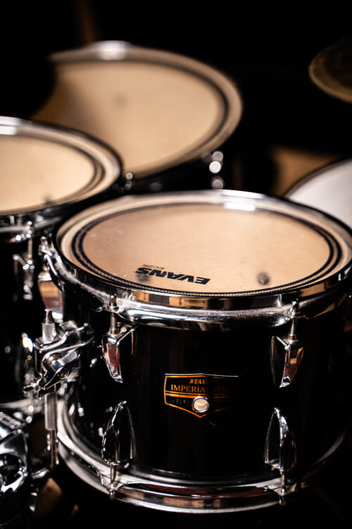 zoom on a Tama ImperialStar drum set in a rehearsal studio 