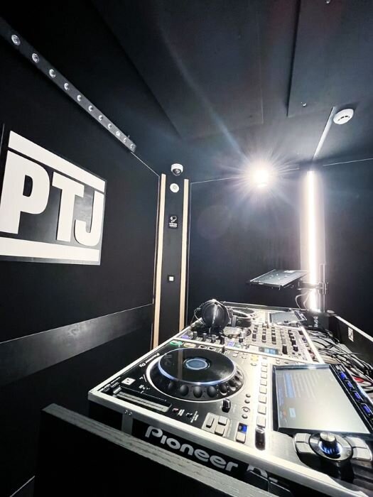 Studio de DJ équipé de CDJ-3000 et lumière customisable