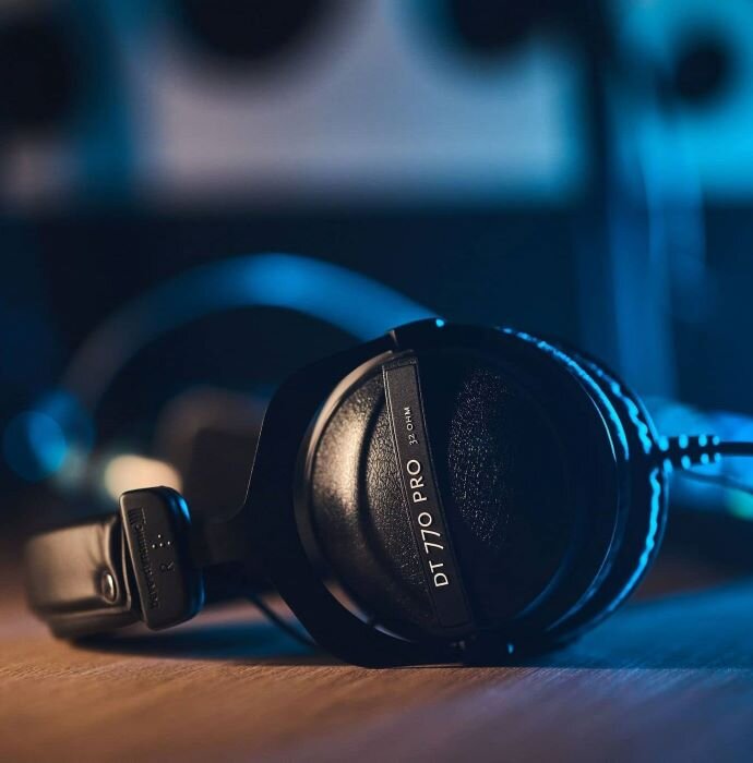 Casque Beyerdynamic DT770 Pro 80 dans studio d'enregistrement 