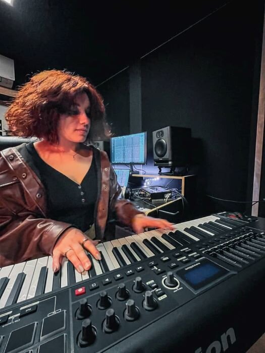 Femme pianiste dans un studio d'enregistrement et production