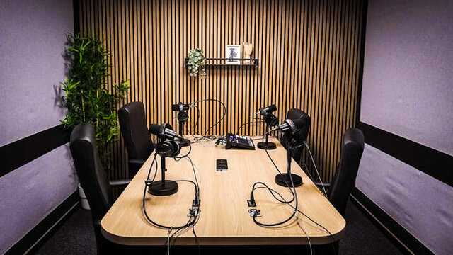 Studio de podcast équipé de micros, table de mixage, lumière et décoration vintage