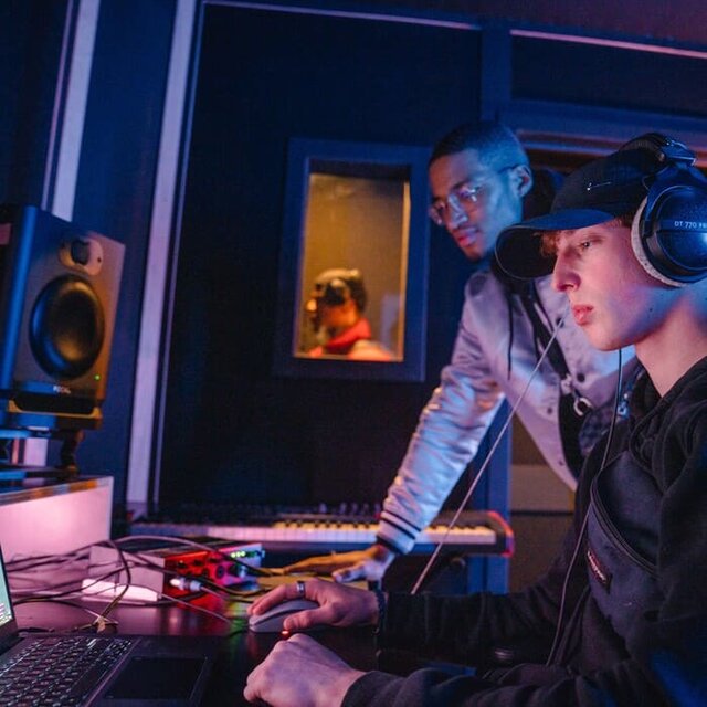 Compositeurs et beatmaker dans studio production Plug The Jack studios de musique à Anvers