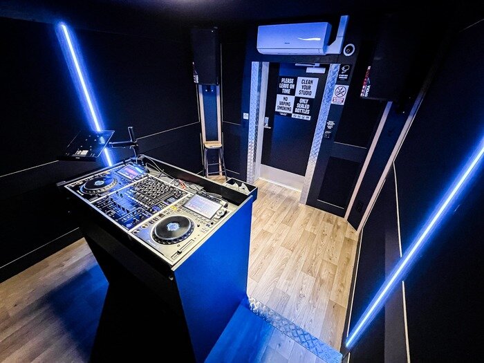 Vue d'ensemble d'un studio DJ avec CDJ-3000, DJMA9 et lumière LED bleue