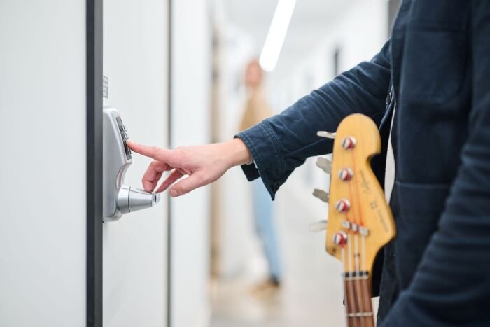 Gang met verschillende muziekstudio's met toegangscodes