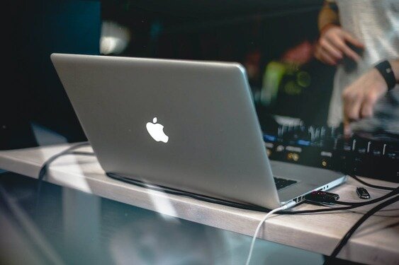 Apple laptop en DJ-apparatuur