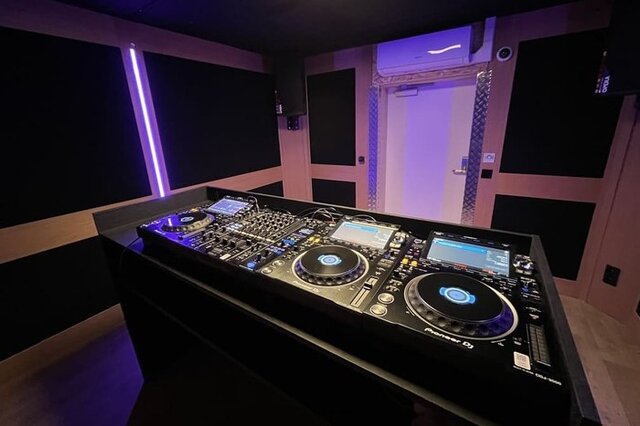 triple deck dj studio bij plug the jack