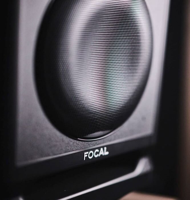 Focal Alpha 65 EVO active monitor in audio production studio. | © Plug The Jack