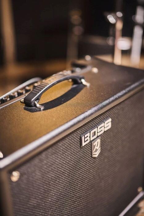Guitar amp Boss MK2 in a band rehearsal space. | © Plug The Jack