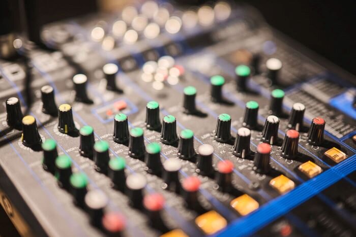 Yamaha MG10 mixing board in a music rehearsal studio. | © Plug The Jack