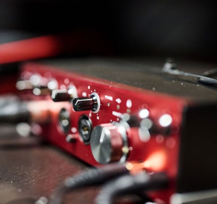 Focusrite Clarett+ 4pre audio interface with side view of the front panel. | © Plug The Jack